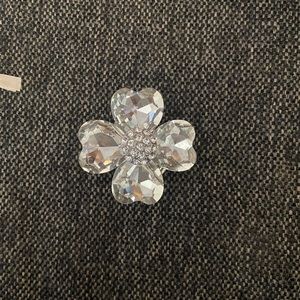 Four leak flower crystal ring